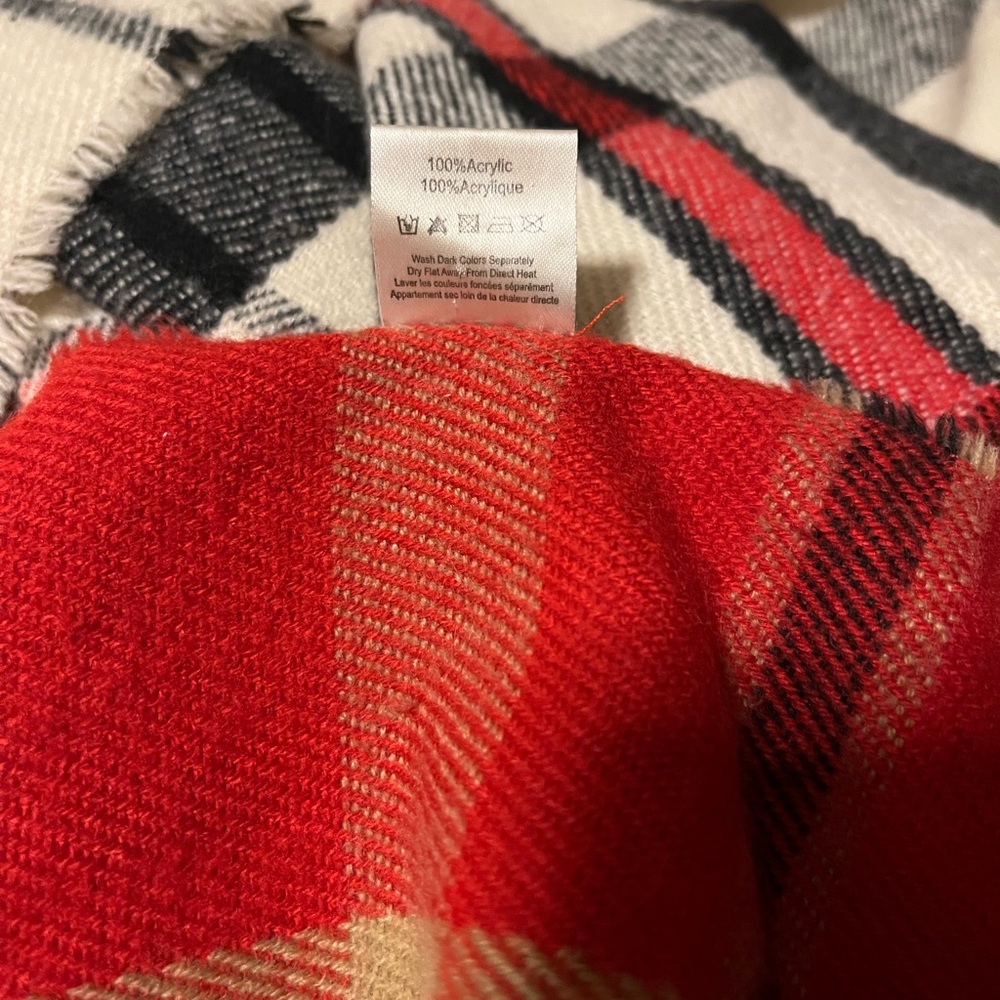 Chic Plaid Scarf in Red and Black
